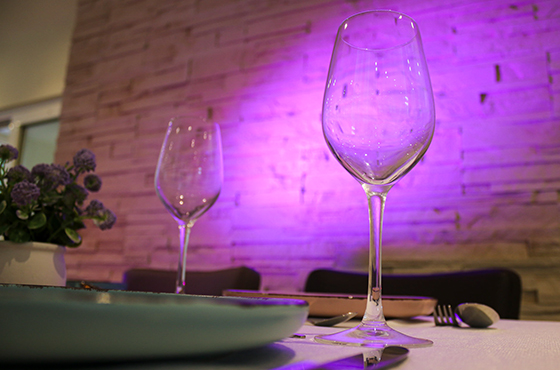 Die Julia, Julia Jakobs, Event, Küche, Eventküche, Restaurant, Clubhaus, Siepental, Essen, Essen-Bergerhausen, Saalvermietung, Bild von Gläsern auf gedecktem Tisch mit schöner Beleuchtung